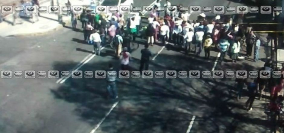 Vecinos de Iztapalapa bloquean Calzada Ermita por falta de agua Vecinos de Iztapalapa bloquean Calzada Ermita por falta de agua