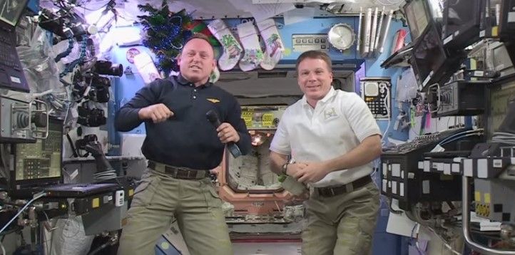 Desea Feliz 2015 la Estación Espacial Internacional