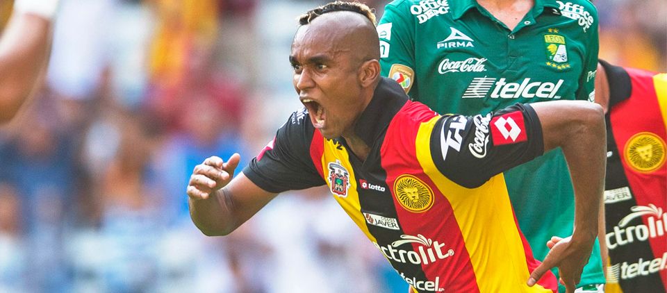 Fidel Martínez recibe carta de naturalización Fidel Martínez recibe carta de naturalización