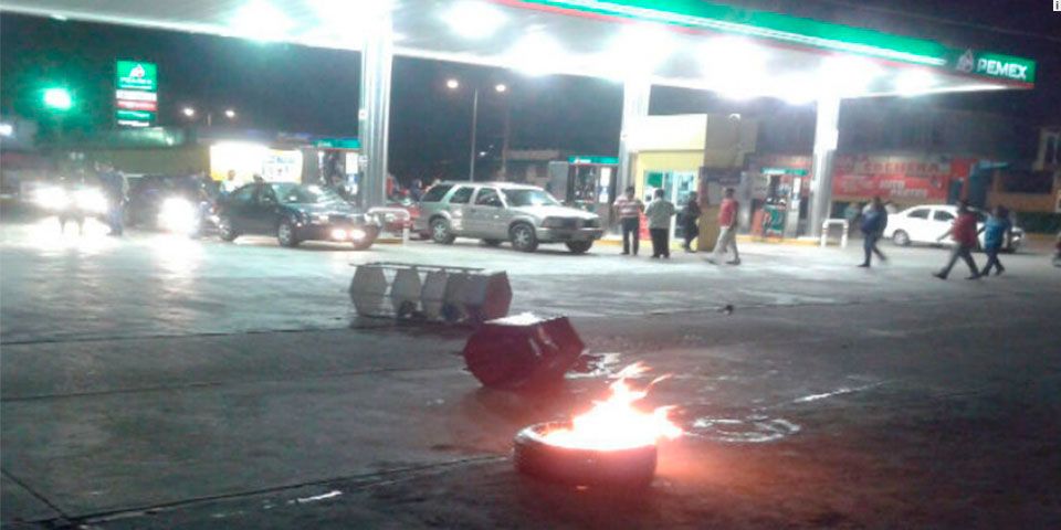 Maestros asaltan gasolinera de Matías Romero y exigen liberar a retenidos
