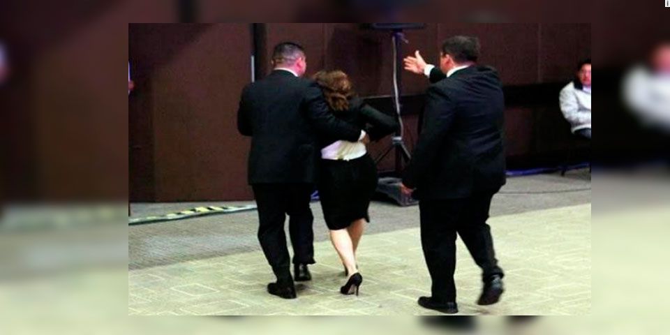 Sacan a invitada que increpa a Peña Nieto