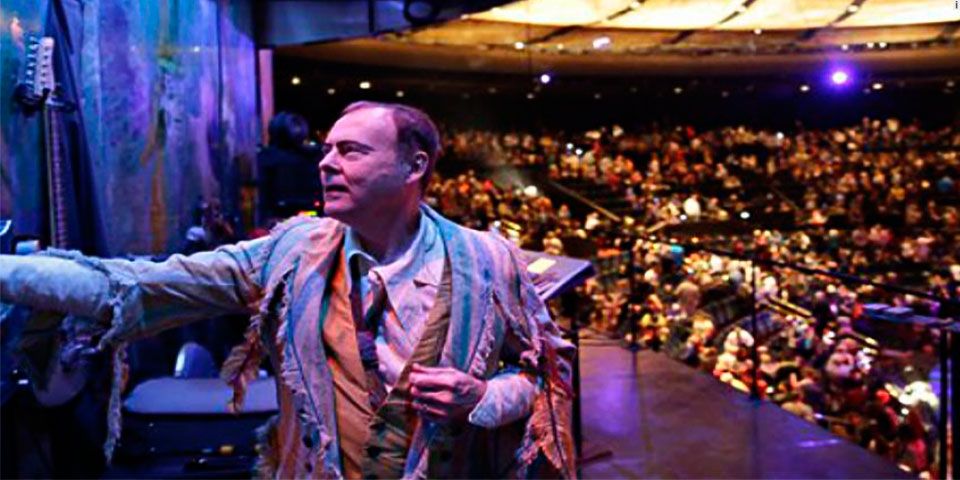 Guitarrista alcanza 10 mil funciones ininterrumpidas Guitarrista alcanza 10 mil funciones ininterrumpidas