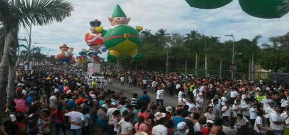 Desfilan globos gigantes en Acapulco Desfilan globos gigantes en Acapulco