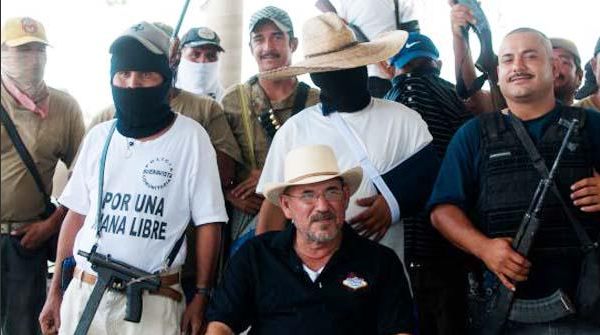 Bloquean La Ruana previo a la entrega de Hipólito Mora Bloquean La Ruana previo a la entrega de Hipólito Mora