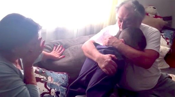 Hijo paga hipoteca a padres como regalo de Navidad Hijo paga hipoteca a padres como regalo de Navidad