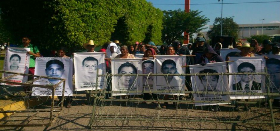 Padres de normalistas protestan en cuartel militar de Iguala