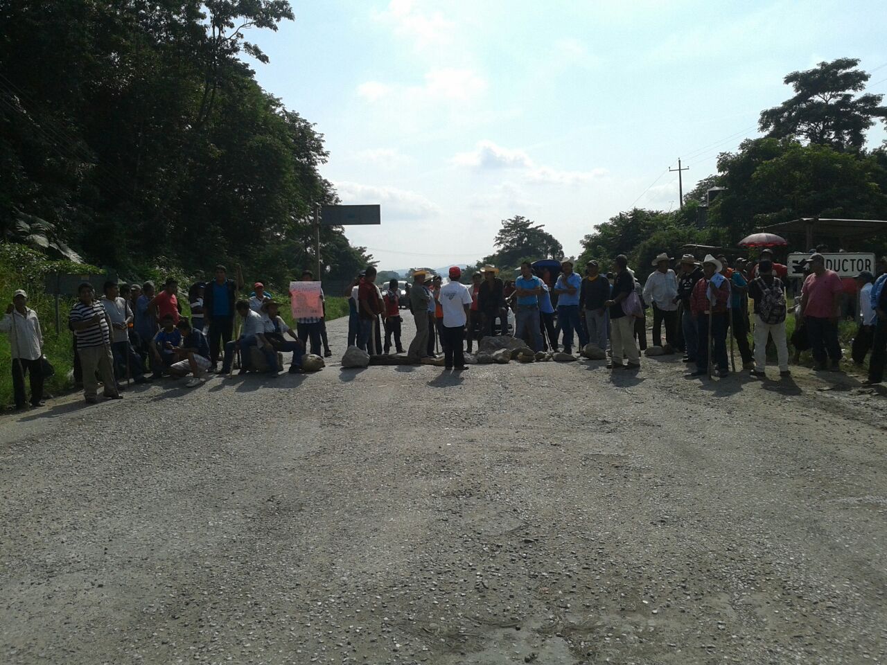 Oaxaqueños de San Juan Mazatlán bloquean carretera Transístmica