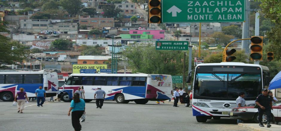 Deja 3 heridos protesta de transportistas en Oaxaca