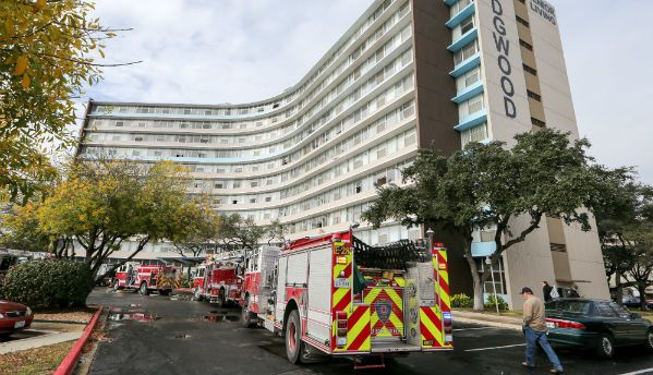 Mueren cinco en incendio de asilo de ancianos en Texas Mueren cinco en incendio de asilo de ancianos en Texas