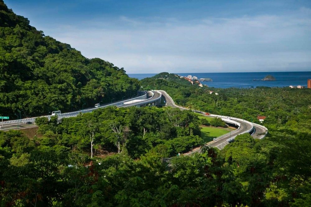 Hoteleros de Zihuatanejo piden descuento en casetas de Autopista Siglo XXI Hoteleros de Zihuatanejo piden descuento en casetas de Autopista Siglo XXI