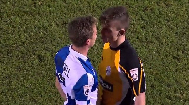 Futbolista calma a otro con beso en la boca Futbolista calma a otro con beso en la boca