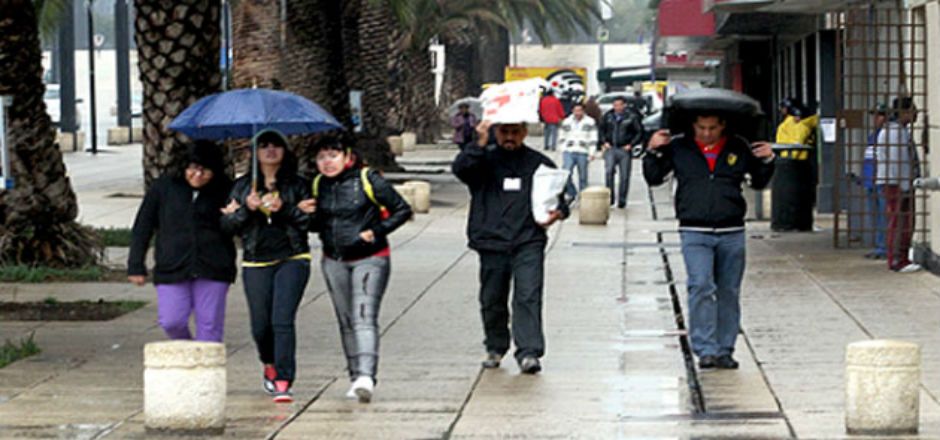Amanece con lluvias ligeras en la capital del país