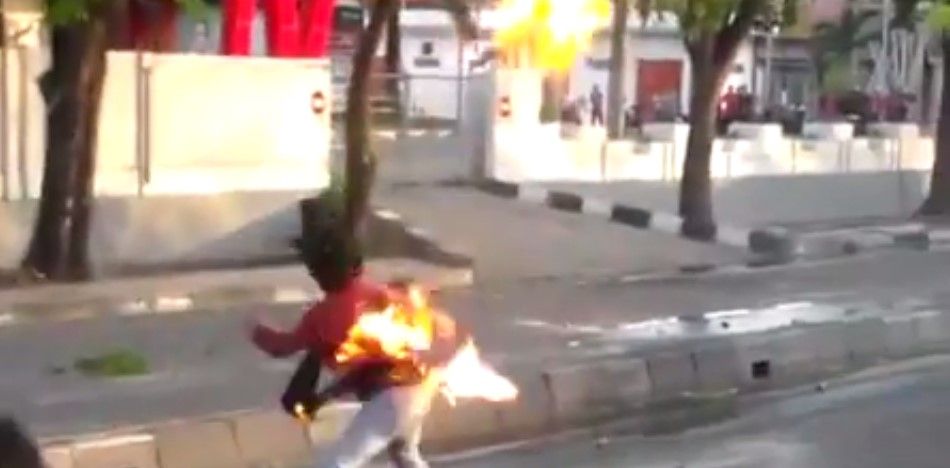 Joven se quema con bomba molotov Joven se quema con bomba molotov