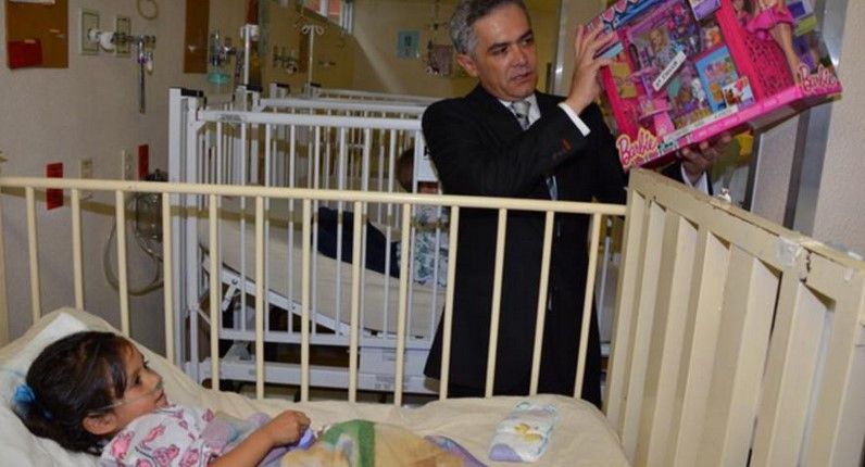 Mancera lleva la Navidad a menores en hospitales del DF Mancera lleva la Navidad a menores en hospitales del DF