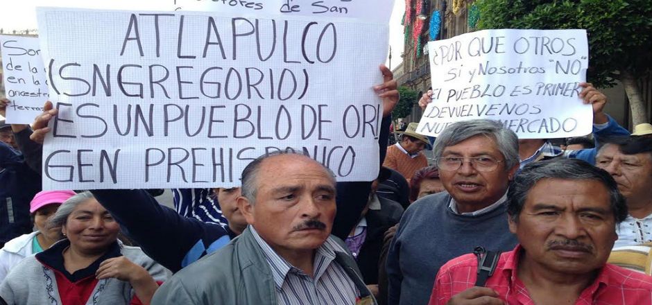 Un grupo de comerciantes se manifiesta afuera del GDF Un grupo de comerciantes se manifiesta afuera del GDF