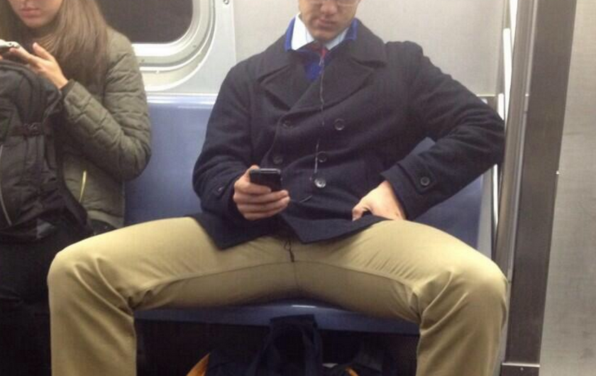 Metro de Nueva York lanza campaña contra quien ocupe más espacio en el metro Metro de Nueva York lanza campaña contra quien ocupe más espacio en el metro