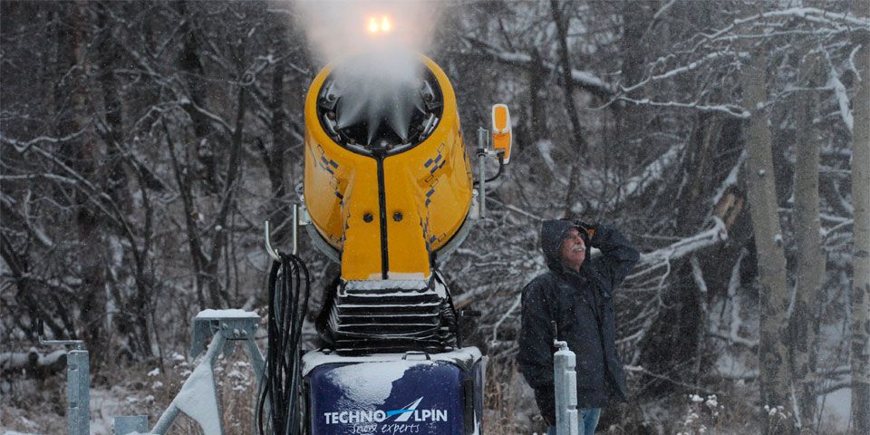 Recurren a máquinas de nieve en Alaska por clima atípico Recurren a máquinas de nieve en Alaska por clima atípico