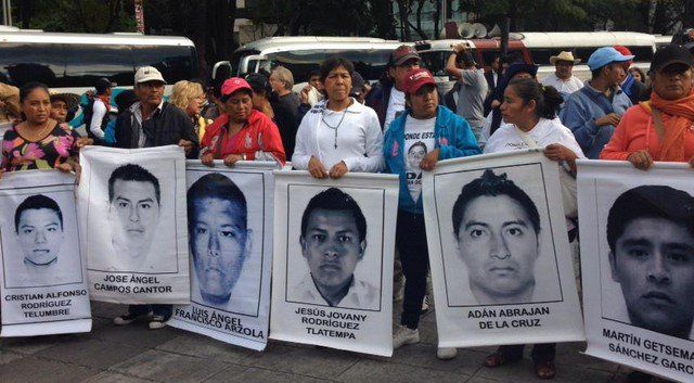Marchan a 3 meses de desaparición de normalistas