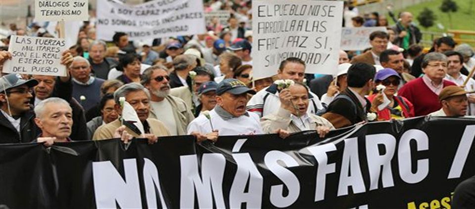 En Colombia más de 5 mil marchan contra proceso de paz