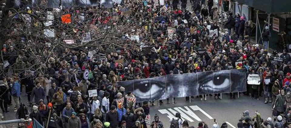 Miles marchan en NY contra violencia policiaca