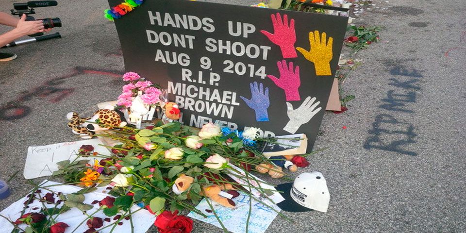 Policía suspendido por insultar memorial de Michael Brown Policía suspendido por insultar memorial de Michael Brown