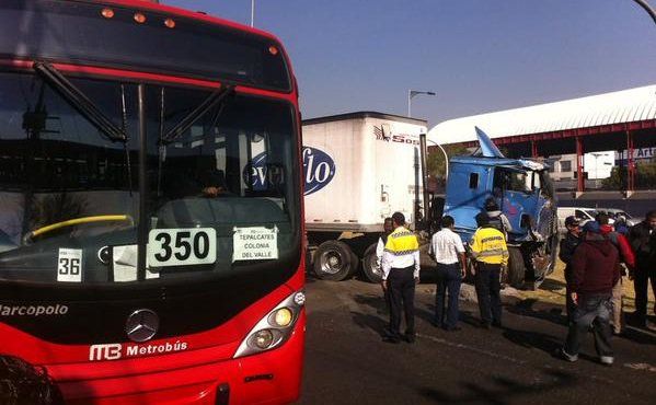 Choque de Metrobús en Zaragoza deja cinco lesionados Choque de Metrobús en Zaragoza deja cinco lesionados