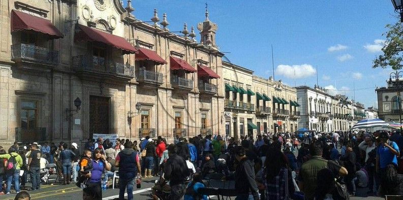 Bloquean vialidades de Morelia exigiendo pagos de prestaciones