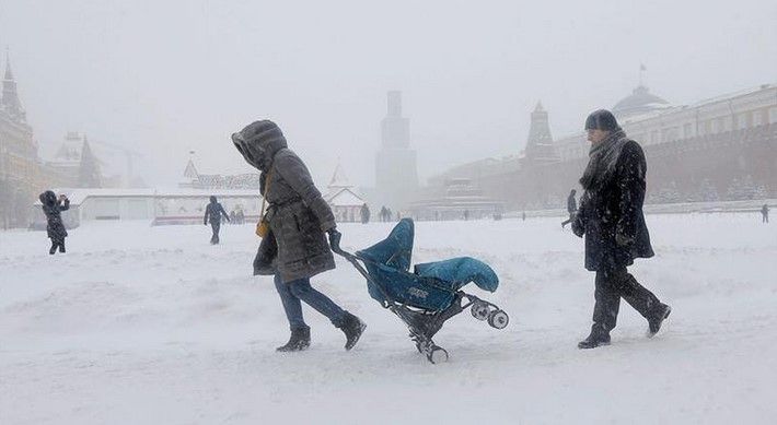 Primera gran nevada del año afecta la Navidad en Rusia Primera gran nevada del año afecta la Navidad en Rusia