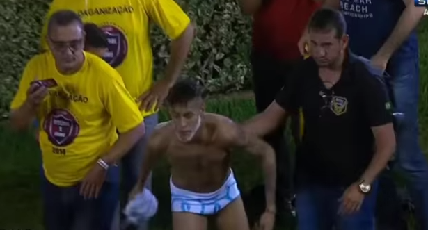 Neymar termina partido en ropa interior Neymar termina partido en ropa interior