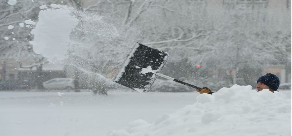 Intensa nevada paraliza el tráfico británico Intensa nevada paraliza el tráfico británico