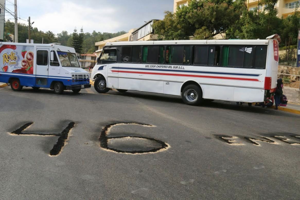 Normalistas reabren carretera hacia El Fortín en Oaxaca