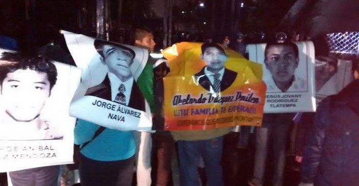 Padres de normalistas desaparecidos protestan en Los Pinos
