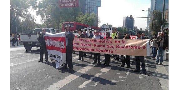 Vecinos protestan contra parquímetros frente a SEDUVI