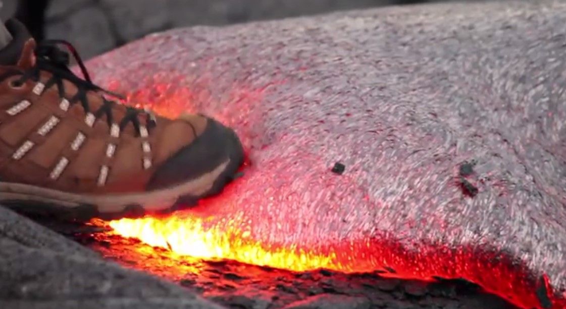 Esto pasa cuando alguien pisa lava Esto pasa cuando alguien pisa lava