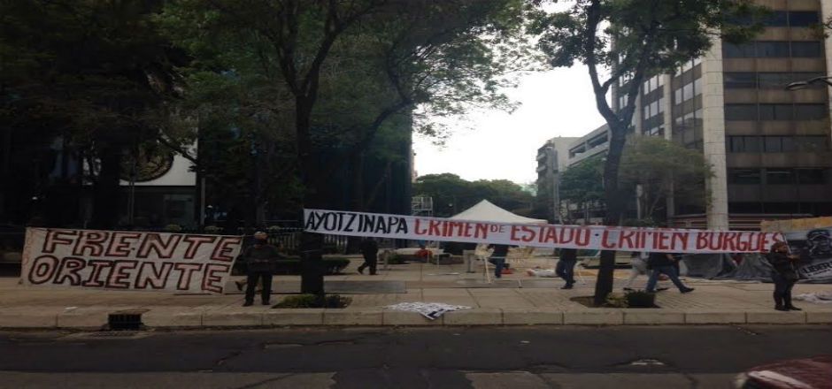 Padres de normalistas montan plantón afuera de la PGR