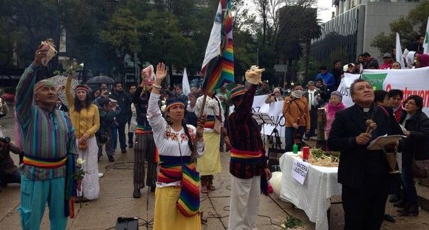 Levantan una plegaria de amor y paz por los normalistas