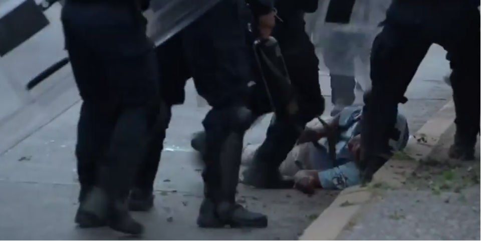 Policías propinan golpiza a manifestante en Guerrero