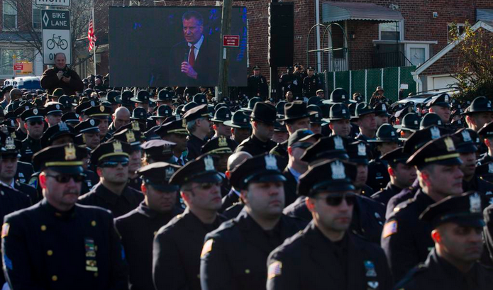 Policías de NY dan la espalda a alcalde en funeral de compañero Policías de NY dan la espalda a alcalde en funeral de compañero