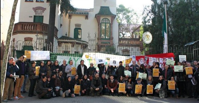 Protestan por Ayotzinapa en representaciones de México en España Protestan por Ayotzinapa en representaciones de México en España