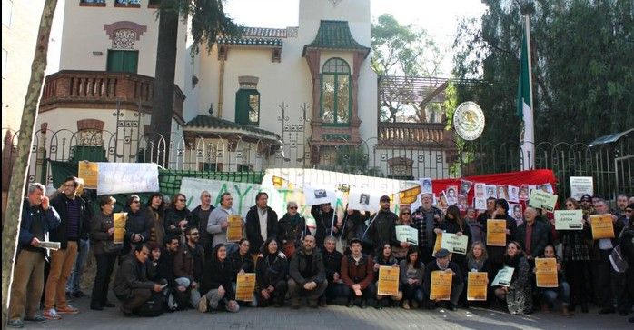 Protestan por Ayotzinapa en representaciones de México en España