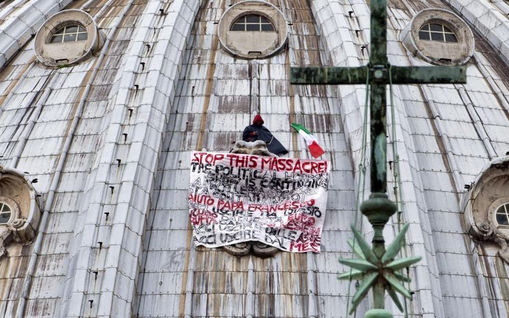 Hombre escala fachada de Catedral de San Pedro Hombre escala fachada de Catedral de San Pedro