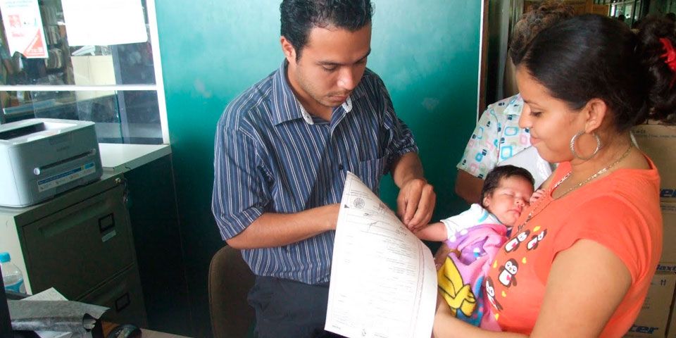 Padres podrán elegir orden de apellidos de sus hijos