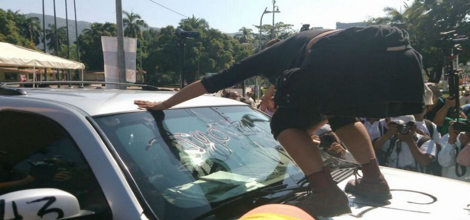 Encapuchados retienen a alcalde de Acapulco