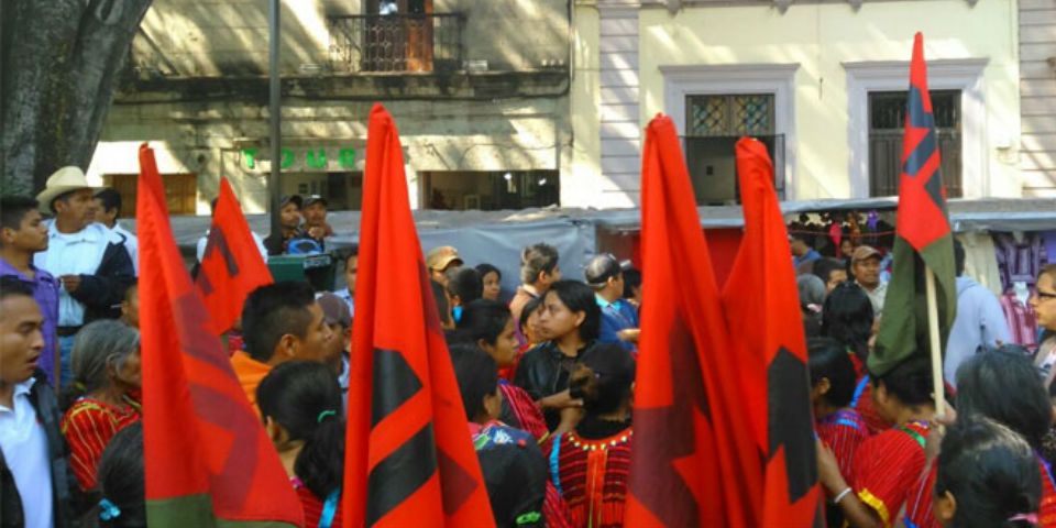 Indígenas triquis retienen a dos agentes en Oaxaca