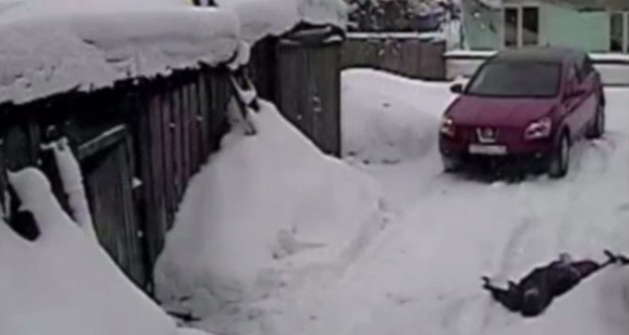 Mujer arrolla a vecina de 67 años por rayar su carro Mujer arrolla a vecina de 67 años por rayar su carro