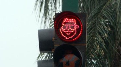 Aparecen semáforos navideños en Santa Catarina, NL