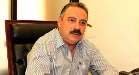 Diputado revisa su Facebook en plena sesión