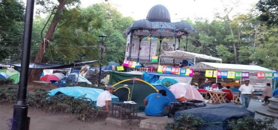 Regresan y extiende Sección 22 su plantón en el zócalo de Oaxaca Regresan y extiende Sección 22 su plantón en el zócalo de Oaxaca