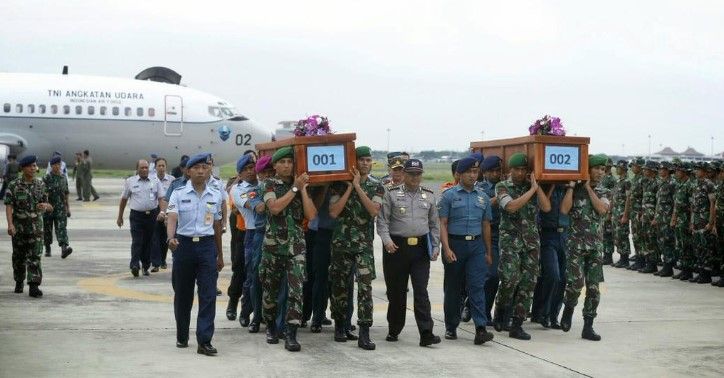 Llegan primeros dos cuerpos de avión de AirAsia a Surabaya Llegan primeros dos cuerpos de avión de AirAsia a Surabaya