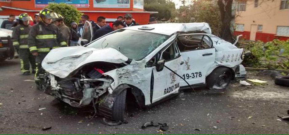 Dos muertos por volcadura de taxi en Iztacalco